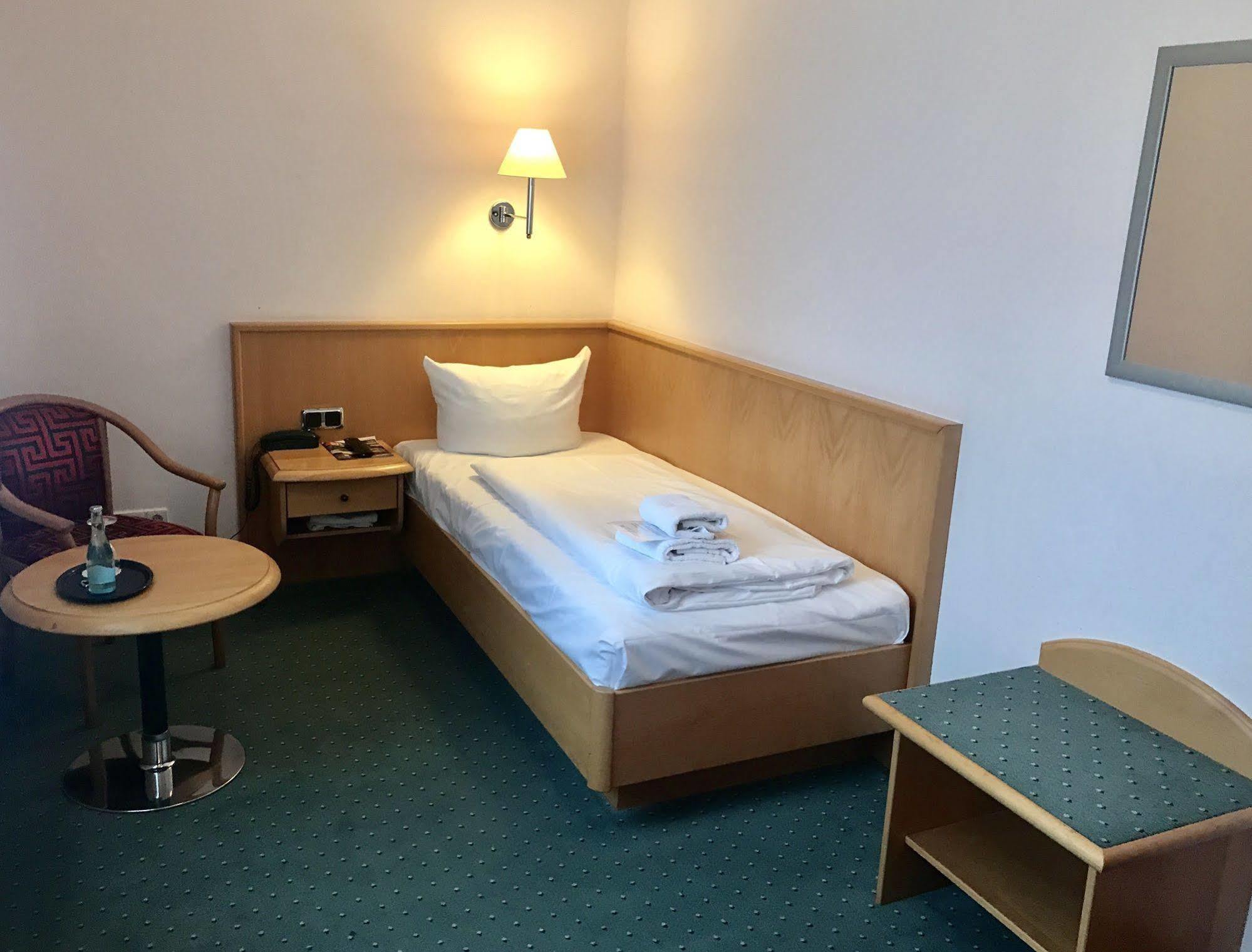 Hotel Berlin - Greenline Hotel Цоссен Екстер'єр фото